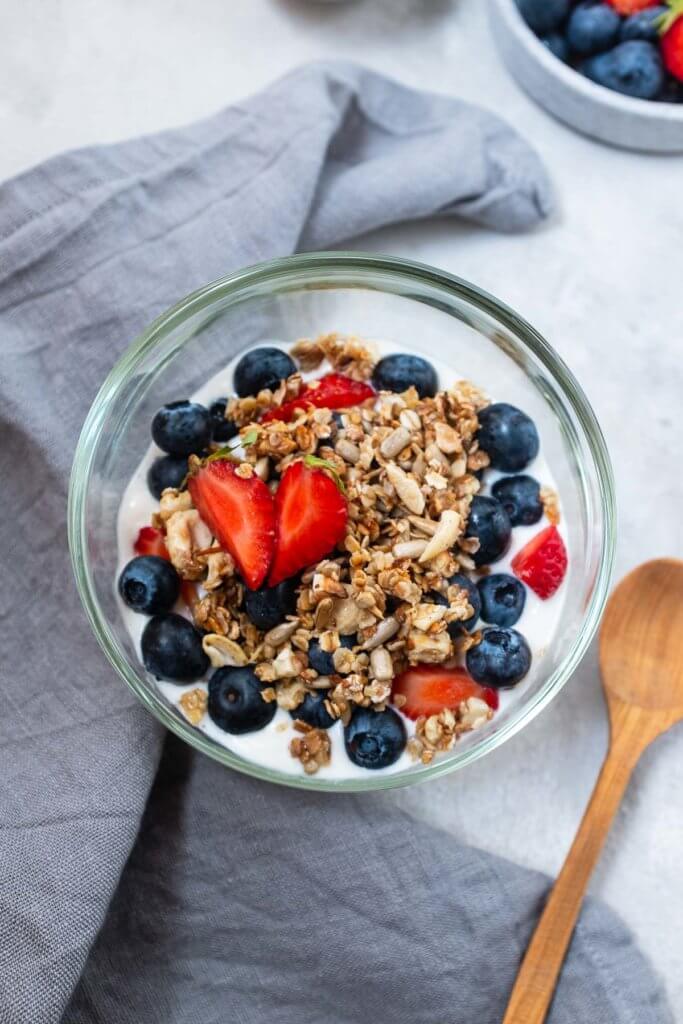 Hier verrate ich euch mein Rezept für das 5-Minuten Knuspermüsli mit selbstgemachten Vanillejoghurt und Beerenfrüchte. Super für einen leckeren Start in den Tag.