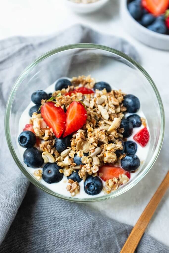 Hier verrate ich euch mein Rezept für das 5-Minuten Knuspermüsli mit selbstgemachten Vanillejoghurt und Beerenfrüchte. Super für einen leckeren Start in den Tag.