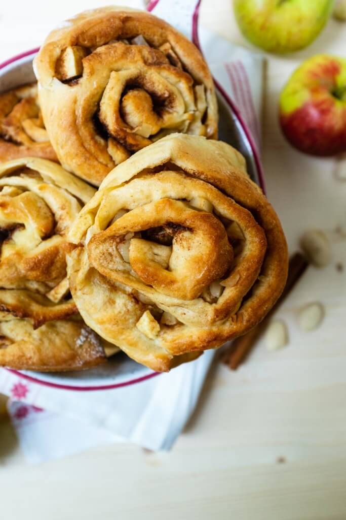 Diese leckeren Apfel-Zimt-Schnecken mit Mandelstückchen sind das perfekte Wohlfühlessen für nass-kalte Herbsttage. Der Geschmack nach Zimt, Butter, fruchtigen Apfel und Mandeln machen einfach glücklich.