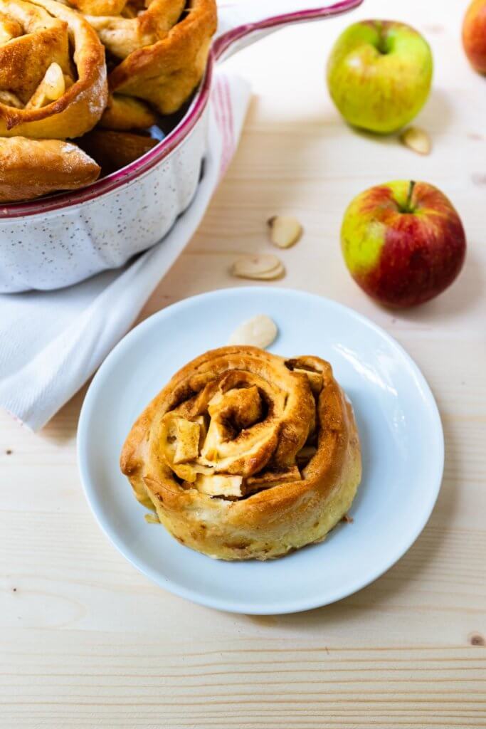Diese leckeren Apfel-Zimt-Schnecken mit Mandelstückchen sind das perfekte Wohlfühlessen für nass-kalte Herbsttage. Der Geschmack nach Zimt, Butter, fruchtigen Apfel und Mandeln machen einfach glücklich.