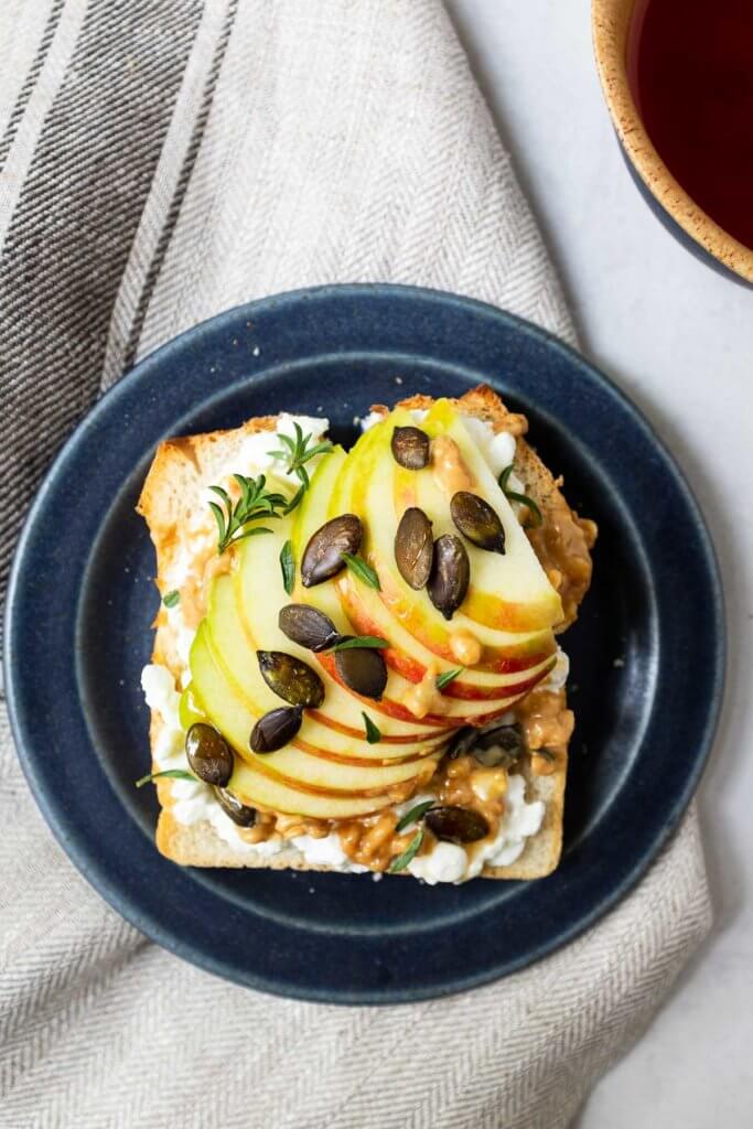 Apfel-Hüttenkäse-Schnittchen mit Honig & Erdnussbutter - Schnelle ... Apfel-Hüttenkäse-Schnittchen mit Honig & Erdnussbutter - Schnelle ...