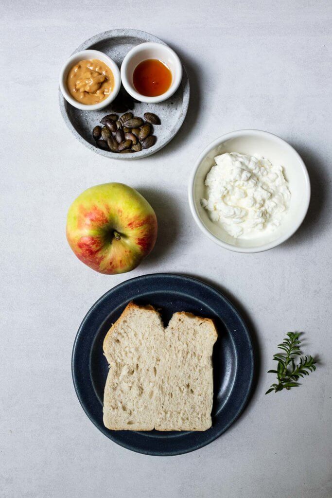 Apfel-Hüttenkäse-Schnittchen mit Honig & Erdnussbutter