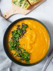 Kürbissuppe mit Knoblauchöl