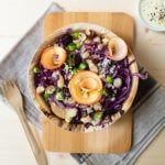 Rotkohl-Couscous-Salat mit Nüssen, Apfel und Joghurtdressing