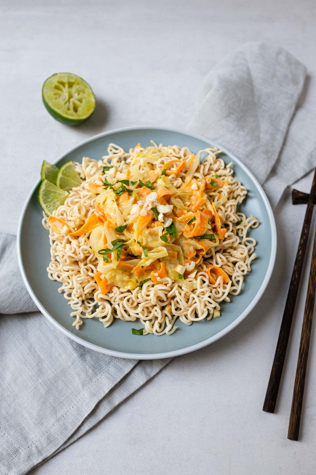 Asiatische Gemüse-Nudeln mit Erdnuss-Kokos-Sauce - Schnelle &amp; einfache ...