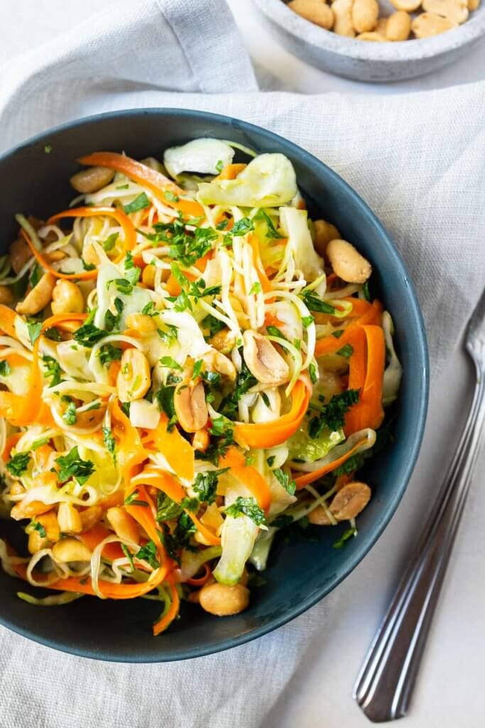 Dieser knackige Weißkraut-Möhren-Salat mit Erdnüssen ist ein knackiger Rohkostsalat, der schnell zubereitet ist und lecker schmeckt. Die Erdnüsse geben dem Salat das gewisse Extra.