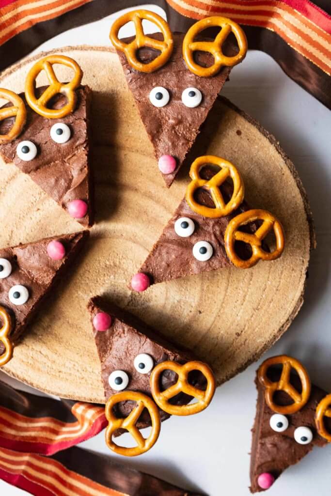 Diese Schokoladen-Zimt-Brownies, sind schnell zusammengerührt, schmecken total schokoladig und die Zimt-Note gibt den Brownies eine weihnachtliche Note.