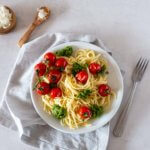 Pasta mit Rucola-Pesto & warmen Zwiebel-Tomaten