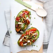 Gefüllte Avocados mit Tomaten, Parmesan, gerösteten Pinienkernen und frischer Kresse