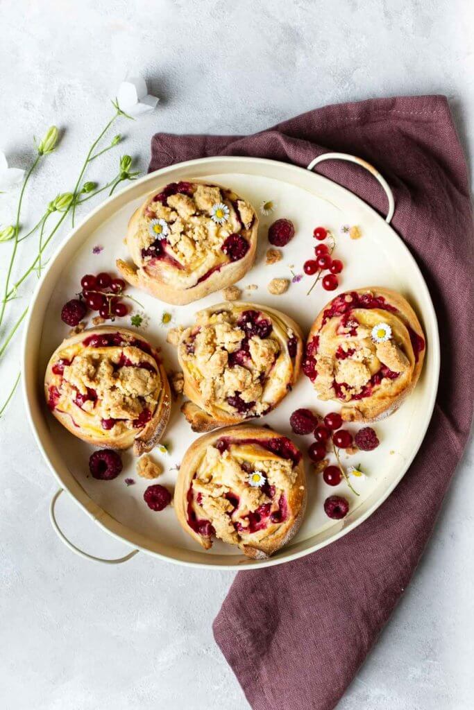 Beeren-Puddingschnecken mit Streusel