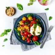 Lauwarmer Tomatensalat mit Mozzarella