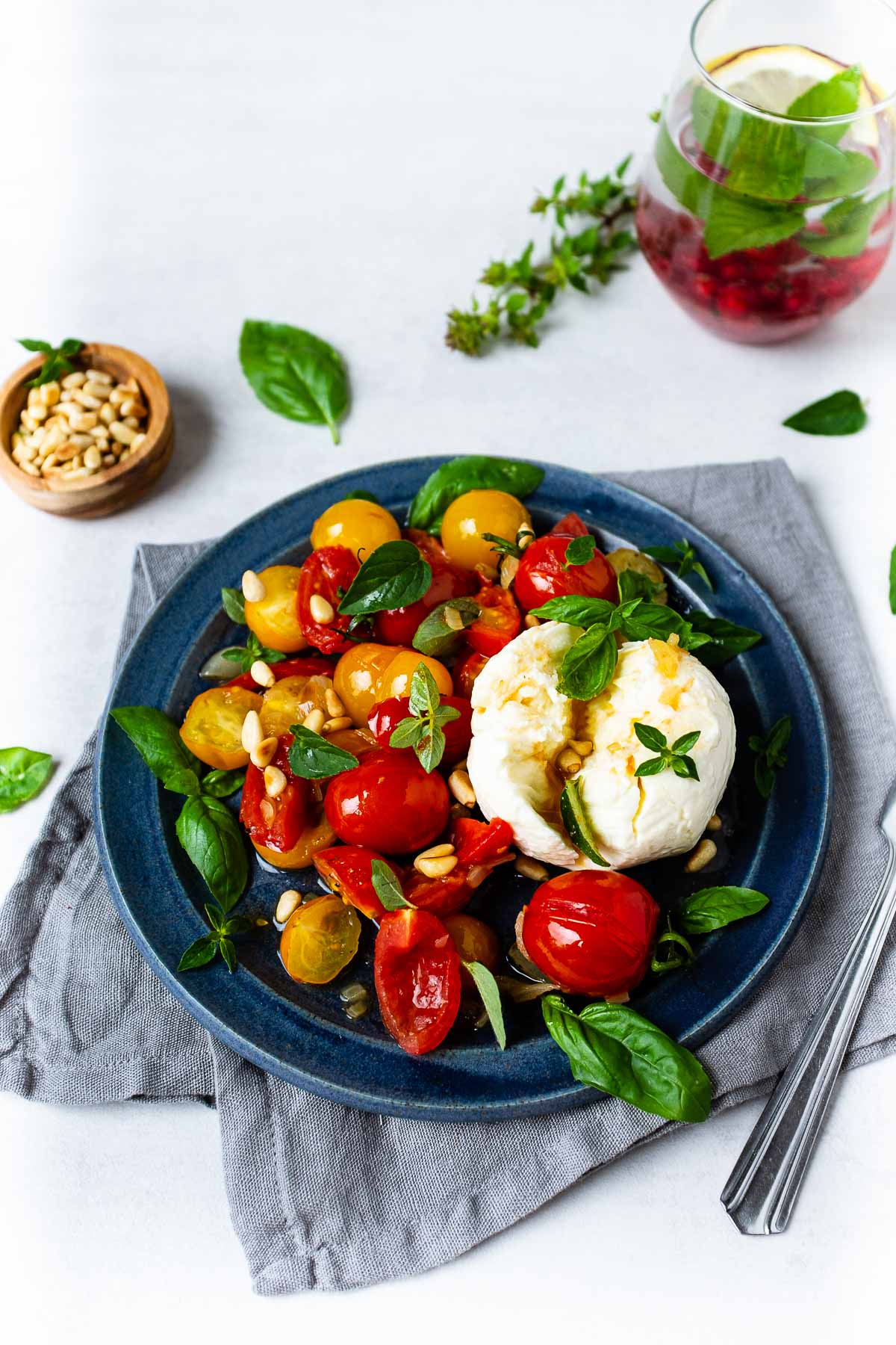 Lauwarmer Tomatensalat mit Mozzarella und Pinienkernen-3 - Schnelle ...