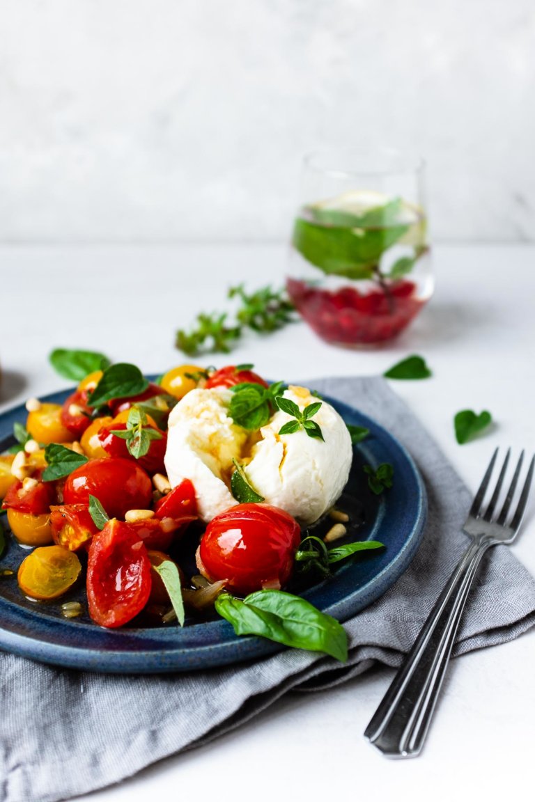 Lauwarmer Tomatensalat mit Mozzarella und Pinienkernen-6 - Schnelle ...