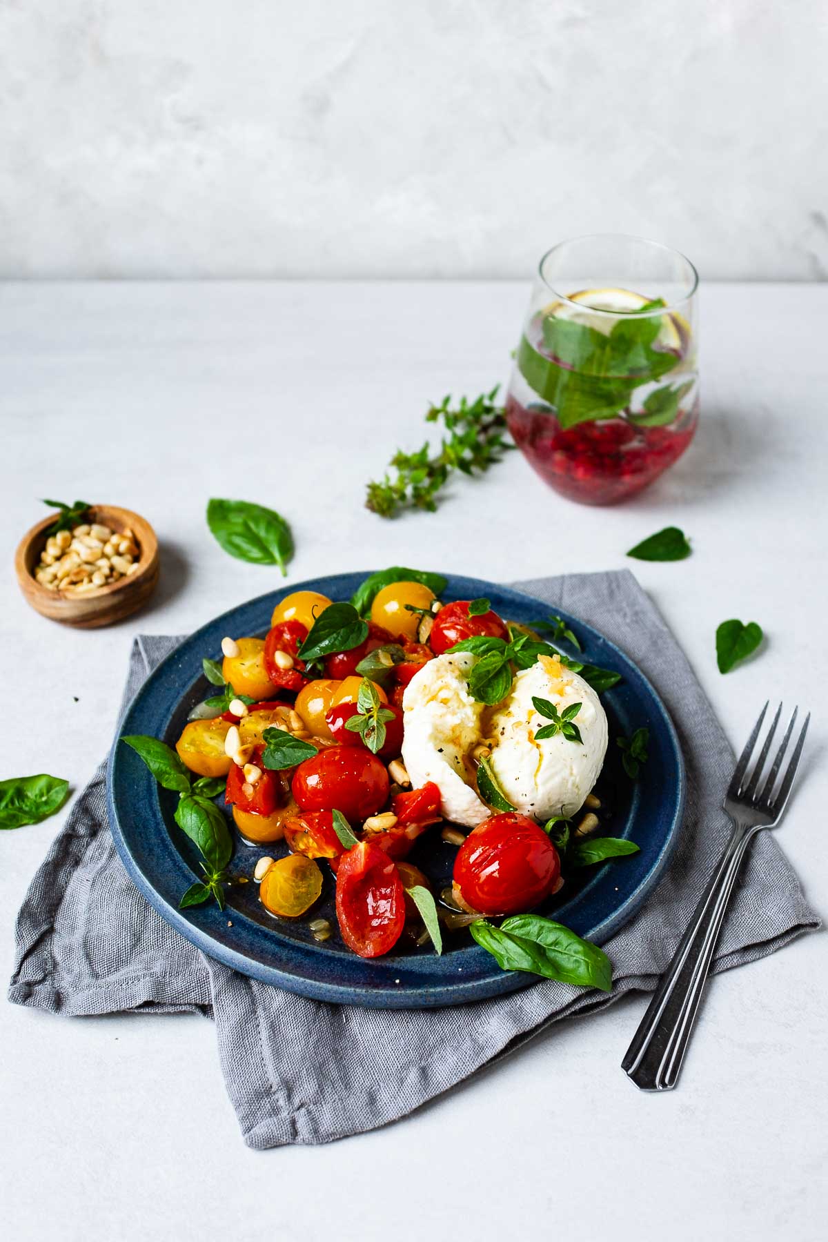 Lauwarmer Tomatensalat mit Mozzarella und Pinienkernen-8 - Schnelle ...