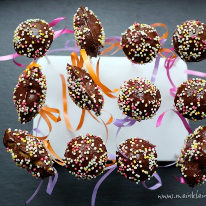 Schoko-Vanille-Cake-Pops mit bunten Streuseln - Schnelle &amp; einfache Rezepte