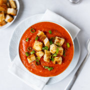 Einfaches Gazpacho mit Croutons