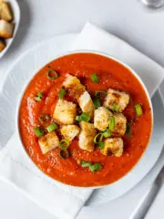 Einfaches Gazpacho mit Croutons