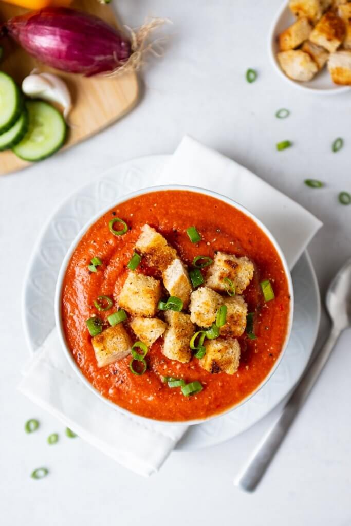 Einfaches Gazpacho mit Croutons