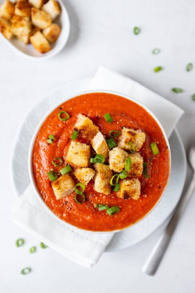 Einfaches Gazpacho mit Croutons