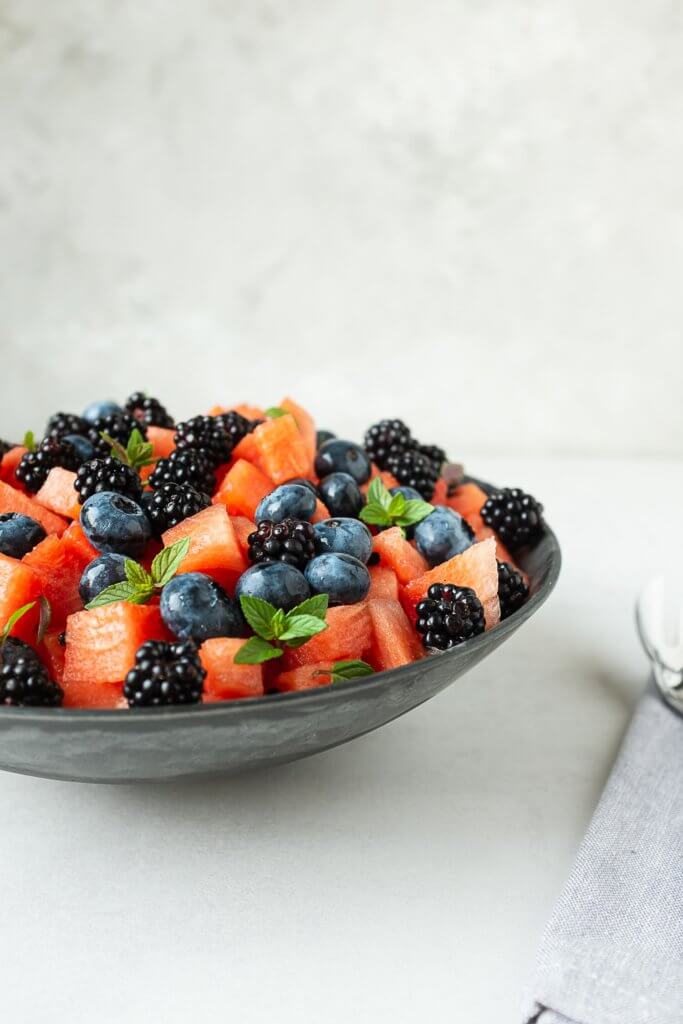 Einfacher Melonen-Beerensalat mit Minze