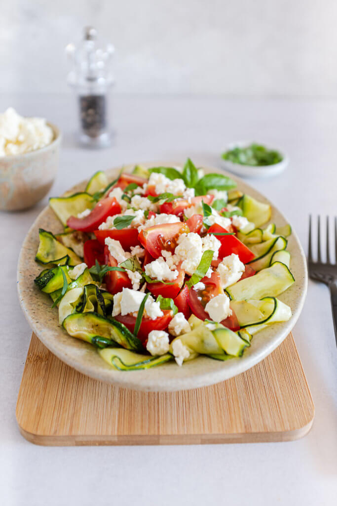 Lauwarmer Zucchini-Salat mit Tomaten und Feta
