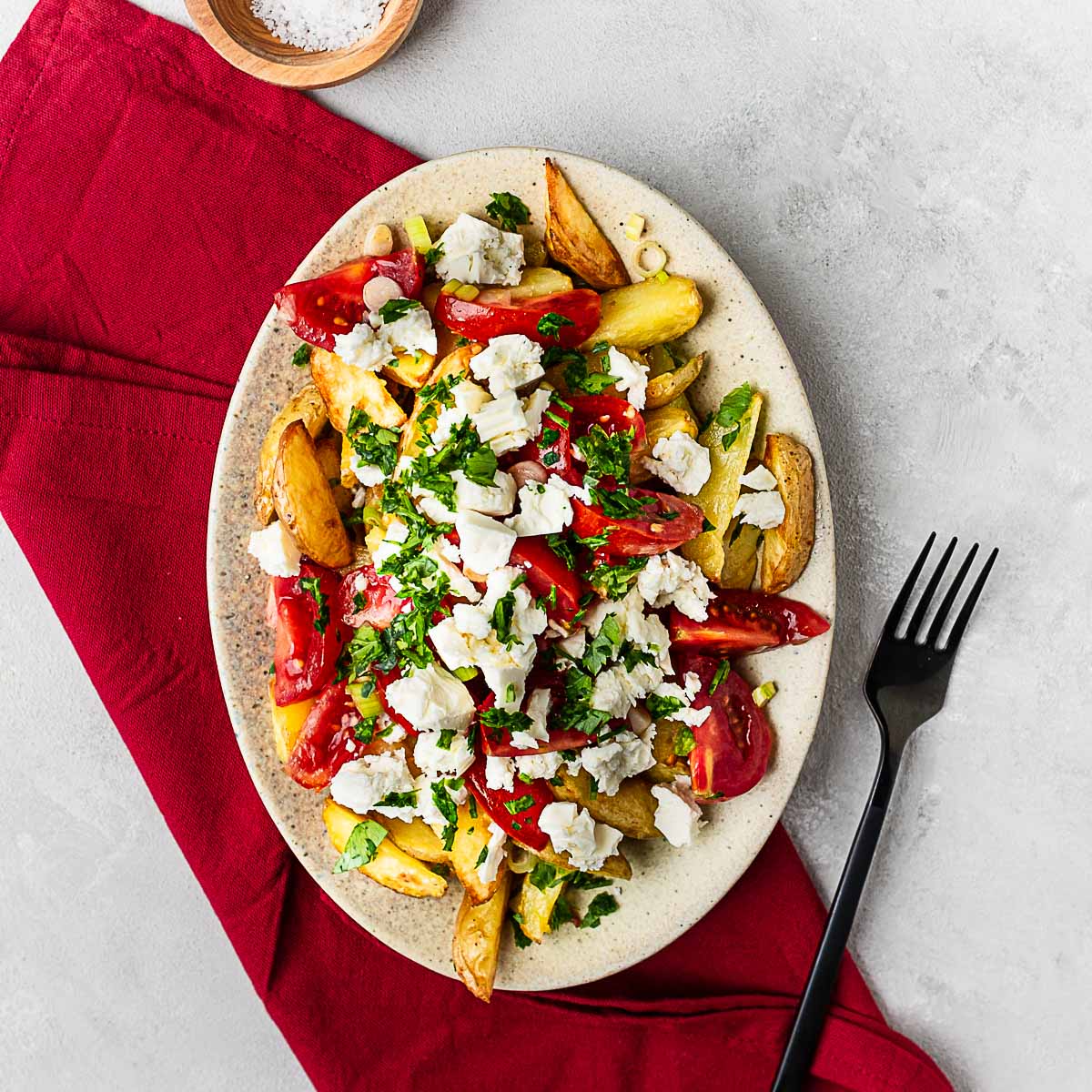 Kartoffelsalat aus gebackenen Kartoffeln mit Tomaten und Feta ...