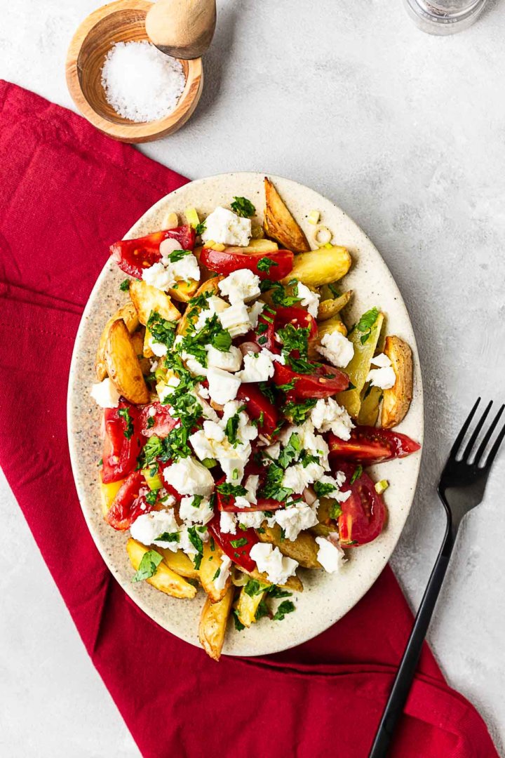 Kartoffelsalat aus gebackenen Kartoffeln mit Tomaten und Feta ...