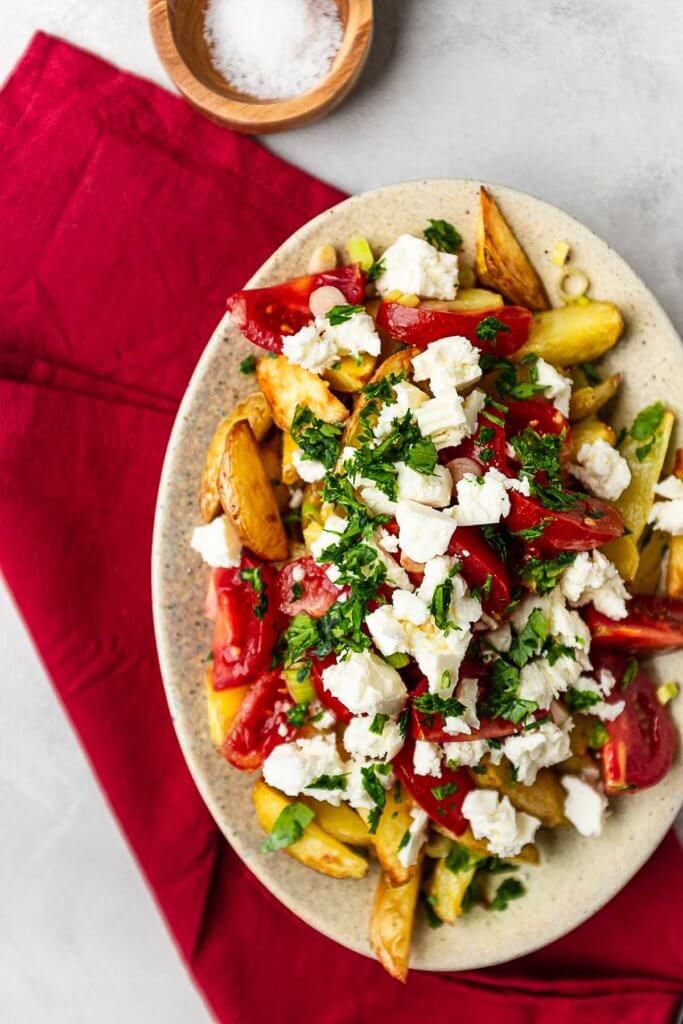 Kartoffelsalat aus gebackenen Kartoffeln mit Tomaten und Feta ...