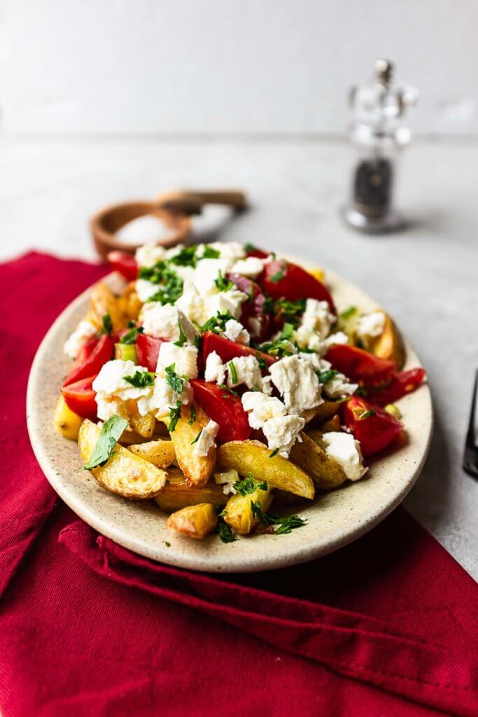 Kartoffelsalat aus gebackenen Kartoffeln mit Tomaten und Feta