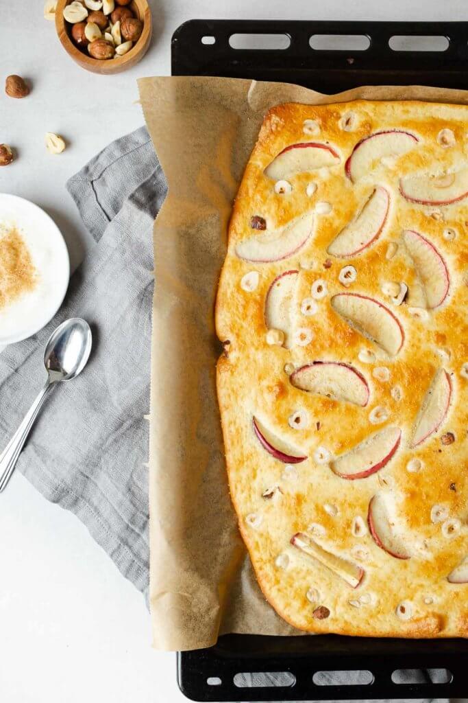 Blech mit Ofen-Apfelpfannkuchen und Zimtjoghurt