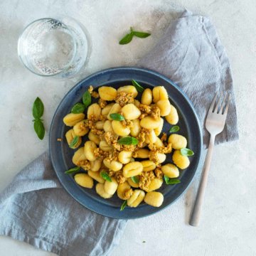 Tomaten-Cashew-Pesto mit Knusper-Gnocchis