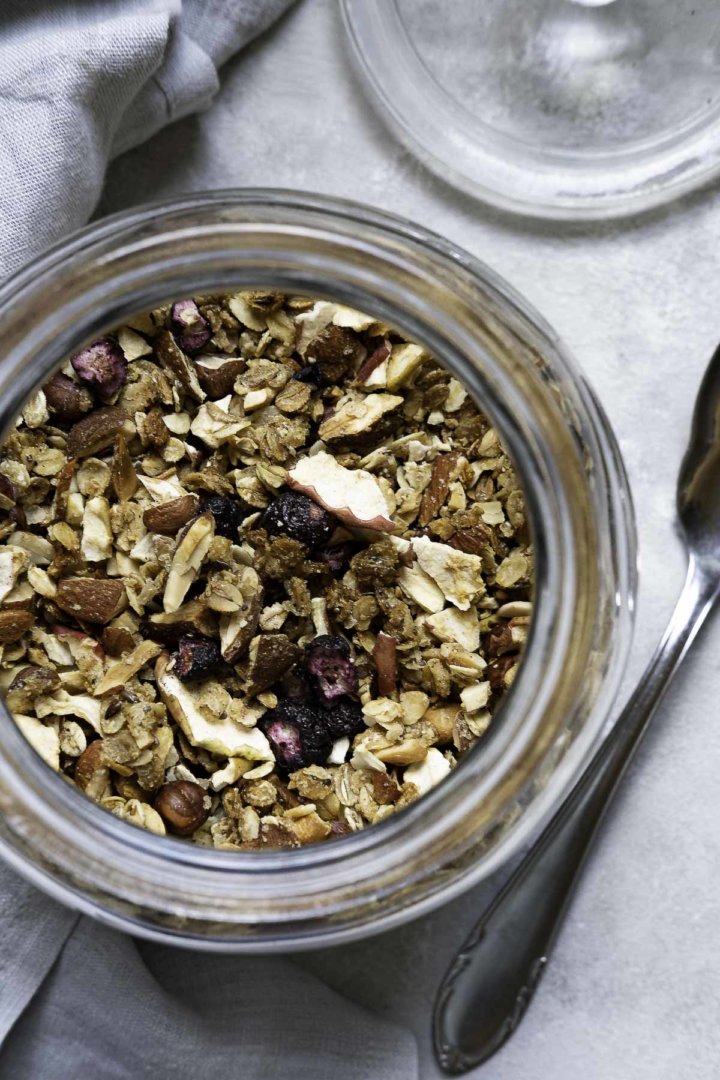 Selbstgemachtes Nuss-Granola mit getrockneten Früchten - Schnelle ...