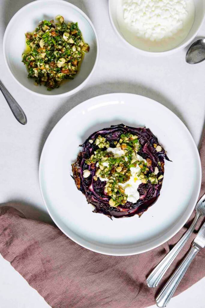 Gebackener Rotkohl mit Petersilien-Haselnuss-Pesto