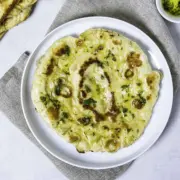 Naan-Brot mit einer Kräuter-Knoblauch-Butter