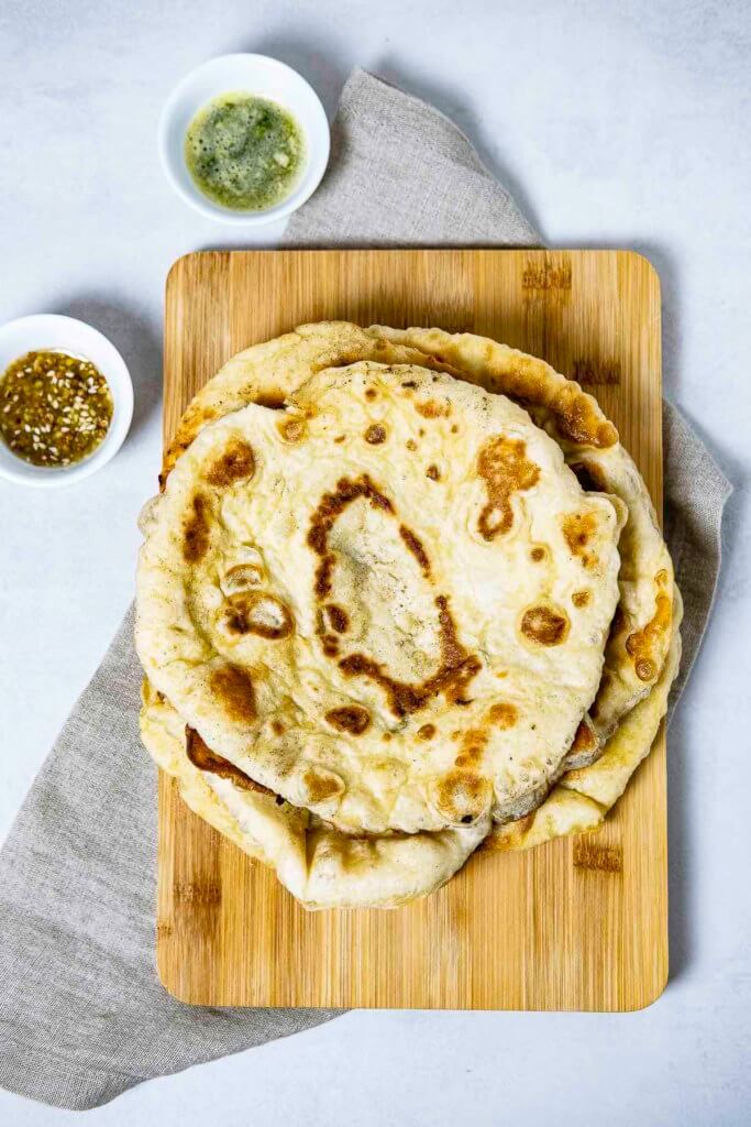 Naan-Brot mit einer Kräuter-Knoblauch-Butter