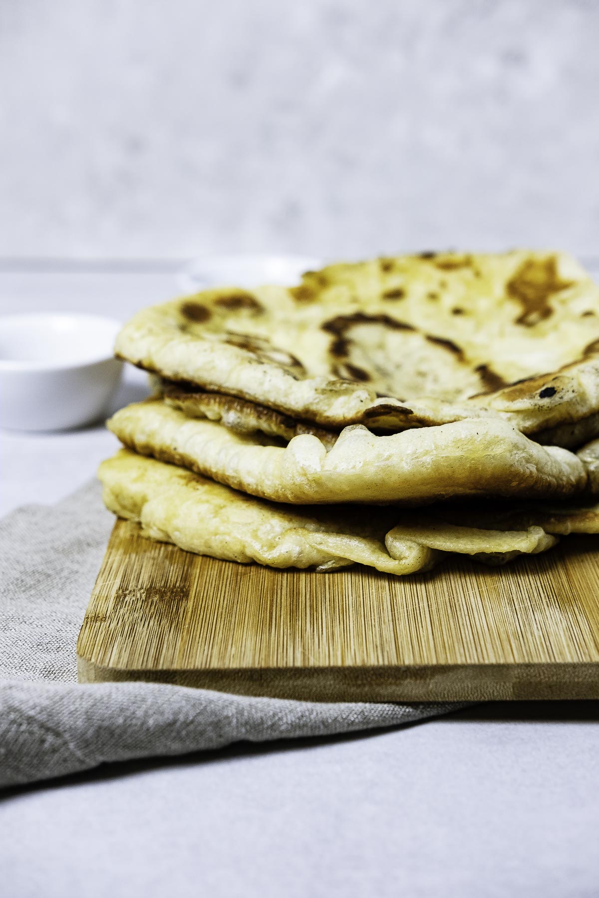Naan-Brot mit einer Kräuter-Knoblauch-Butter - Schnelle &amp; einfache Rezepte