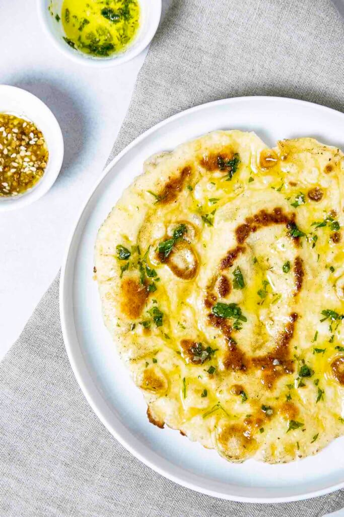 Naan-Brot mit einer Kräuter-Knoblauch-Butter