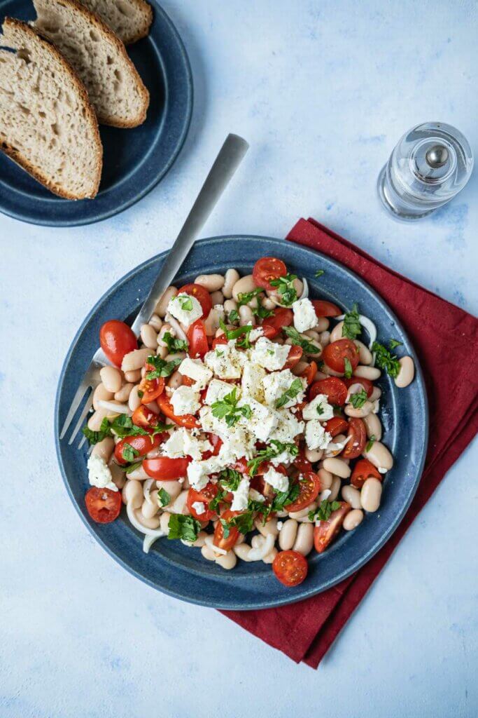 Schneller Weiße Bohnen-Tomaten-Salat mit Feta mit Gabel und Brot