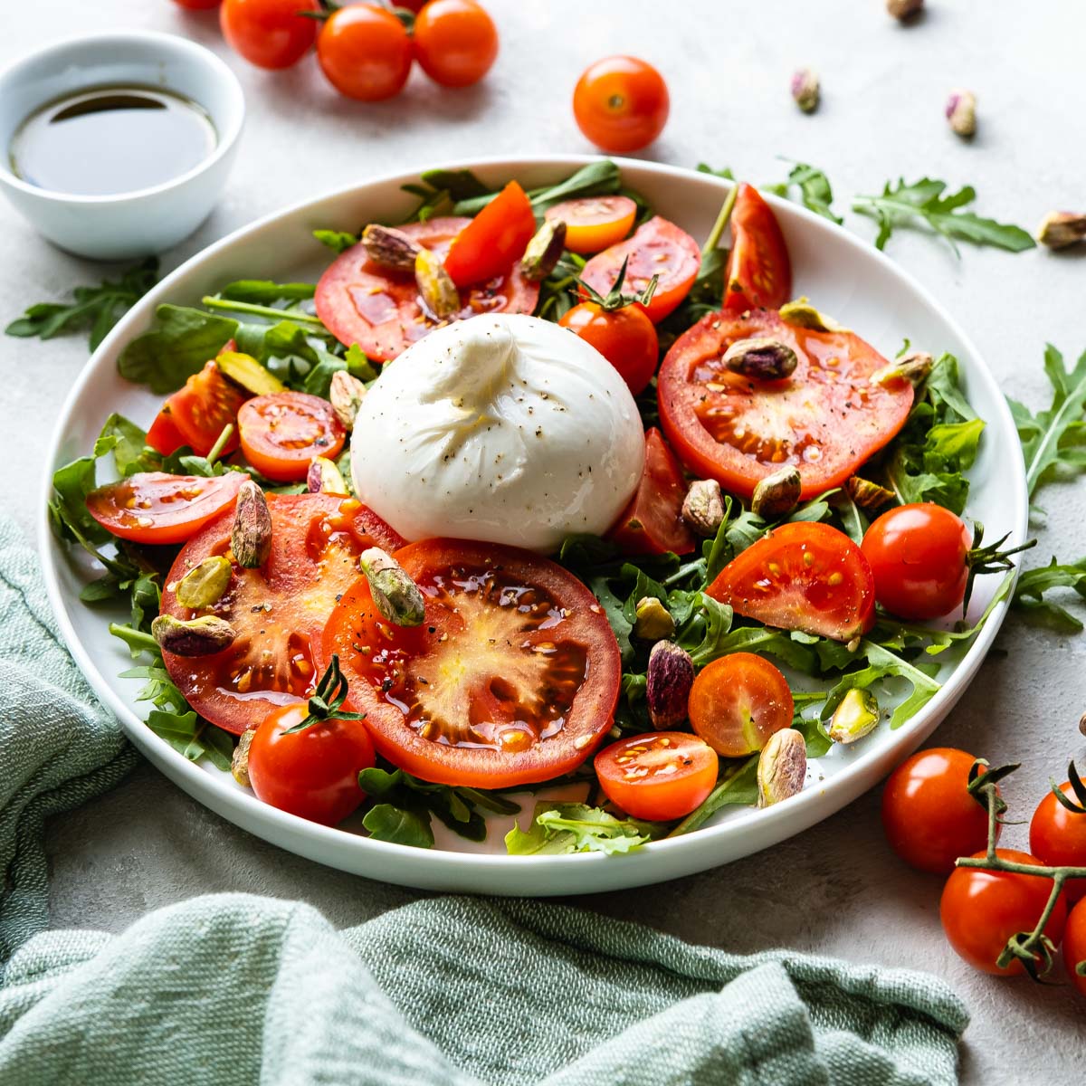15-Minuten-Salat mit karamellisierten Tomaten, Rucola &amp; Parmesan ...