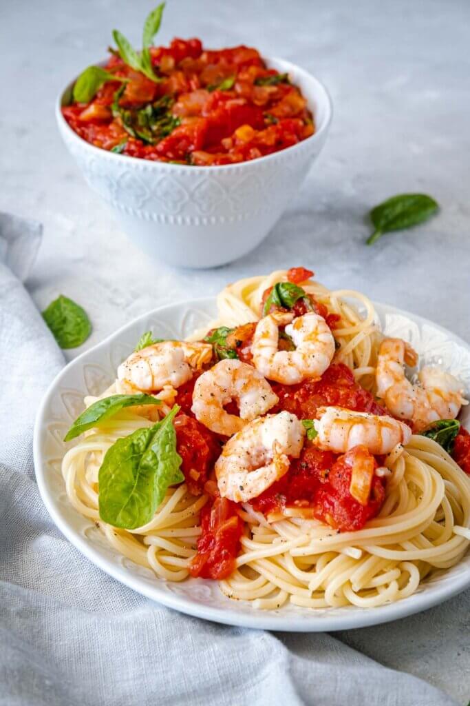 Spaghetti mit Garnelen-Tomatensauce