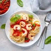 Spaghetti mit Garnelen-Tomatensauce