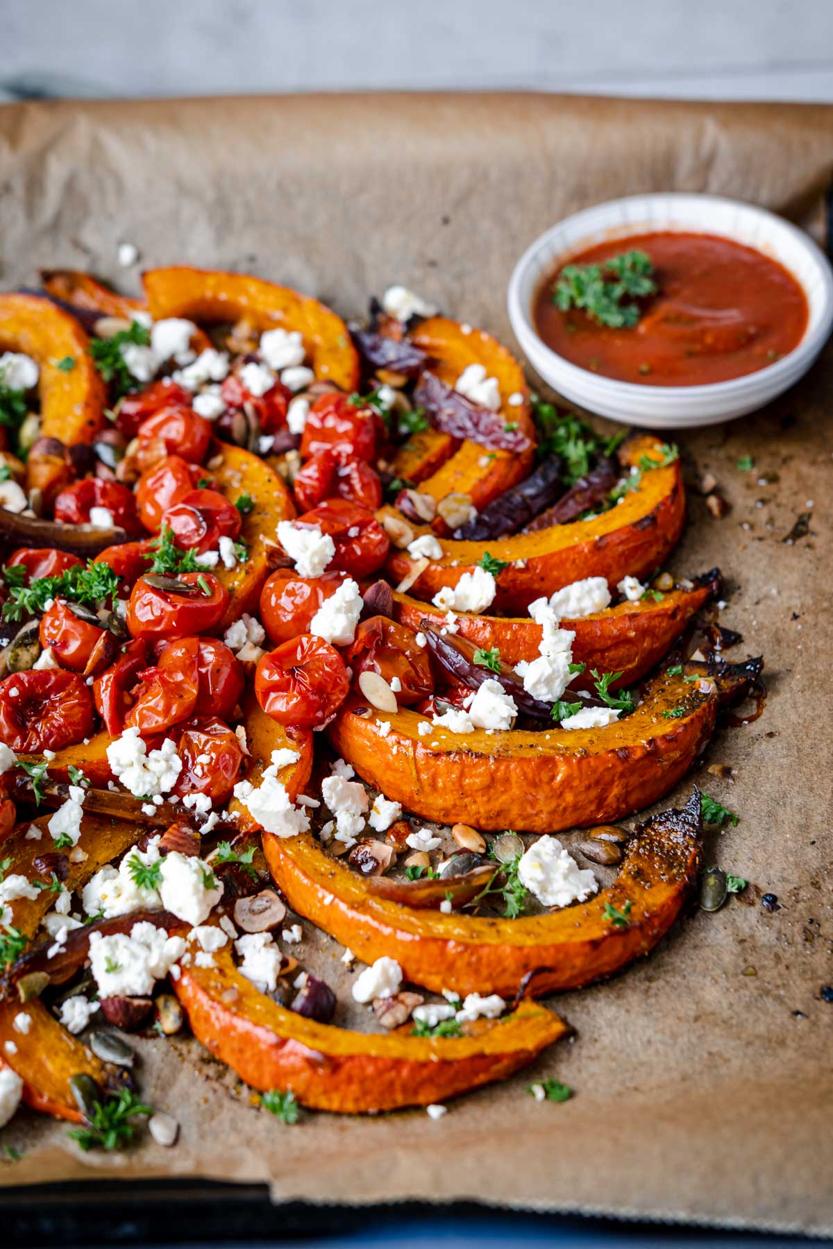 Gebackene Kürbisspalten mit Curry, Datteln &amp; Feta - Schnelle &amp; einfache ...