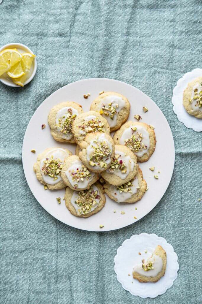 Leckere Zitronenkekse mit Zitronenguss und Pistazien
