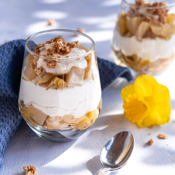 Apfel-Birnen-Quark-Trifle mit Knuspergranola