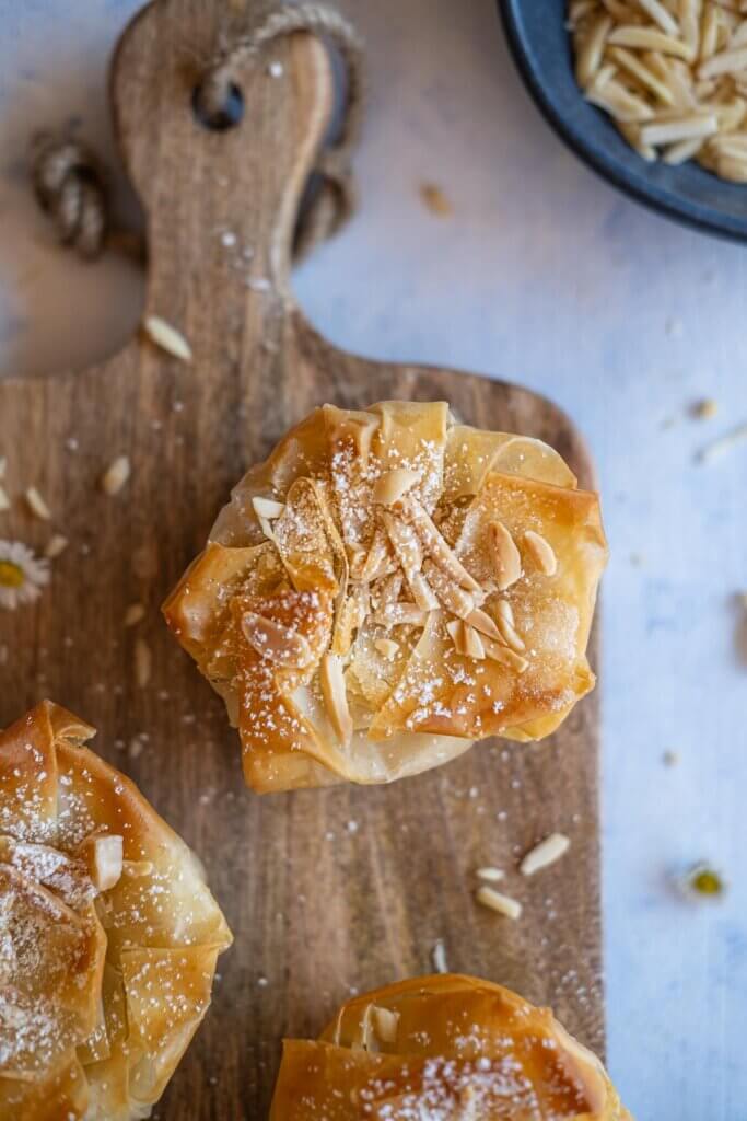 Mini-Apple-Pies mit Filoteig auf einem Brett