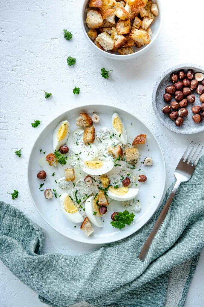 Kohlrabi-Salat mit Ei und Croutons von oben.