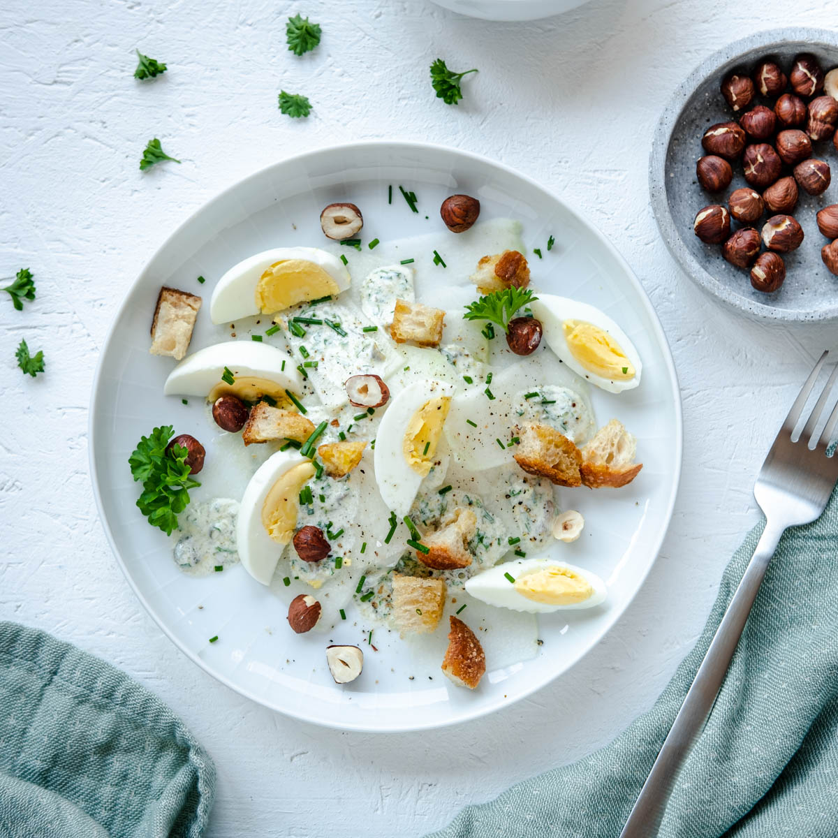 Kohlrabi-Salat mit Ei, Croutons und einem köstlichen cremigen Dressing