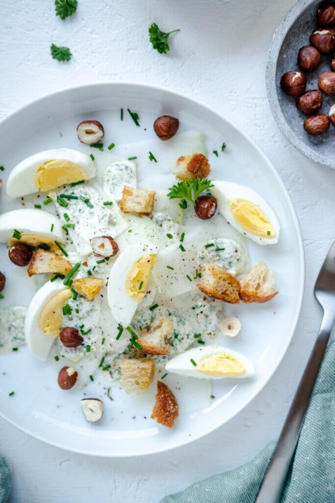 Kohlrabi-Salat mit Ei und Croutons in Nahaufnahme
