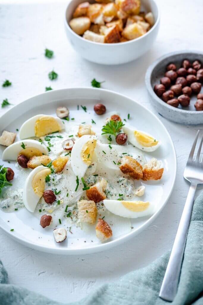 Kohlrabi-Salat mit Ei und Croutons