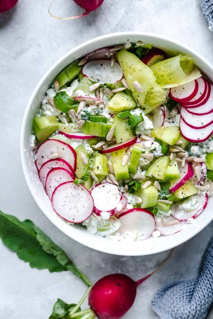 Fixer Radieschen-Gurken-Hüttenkäse-Salat in Nahaufnahme